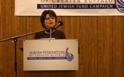 Leslie Shuman giving an address at a Buffalo Jewish Federation meeting