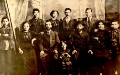 Chaika Aliotz Shuman and Peretz Shuman with the extended Aliotz Family, c. 1914