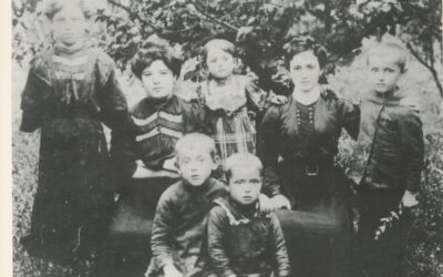 Members of the Wowneboj family in Sokolivka, c. 1910s.